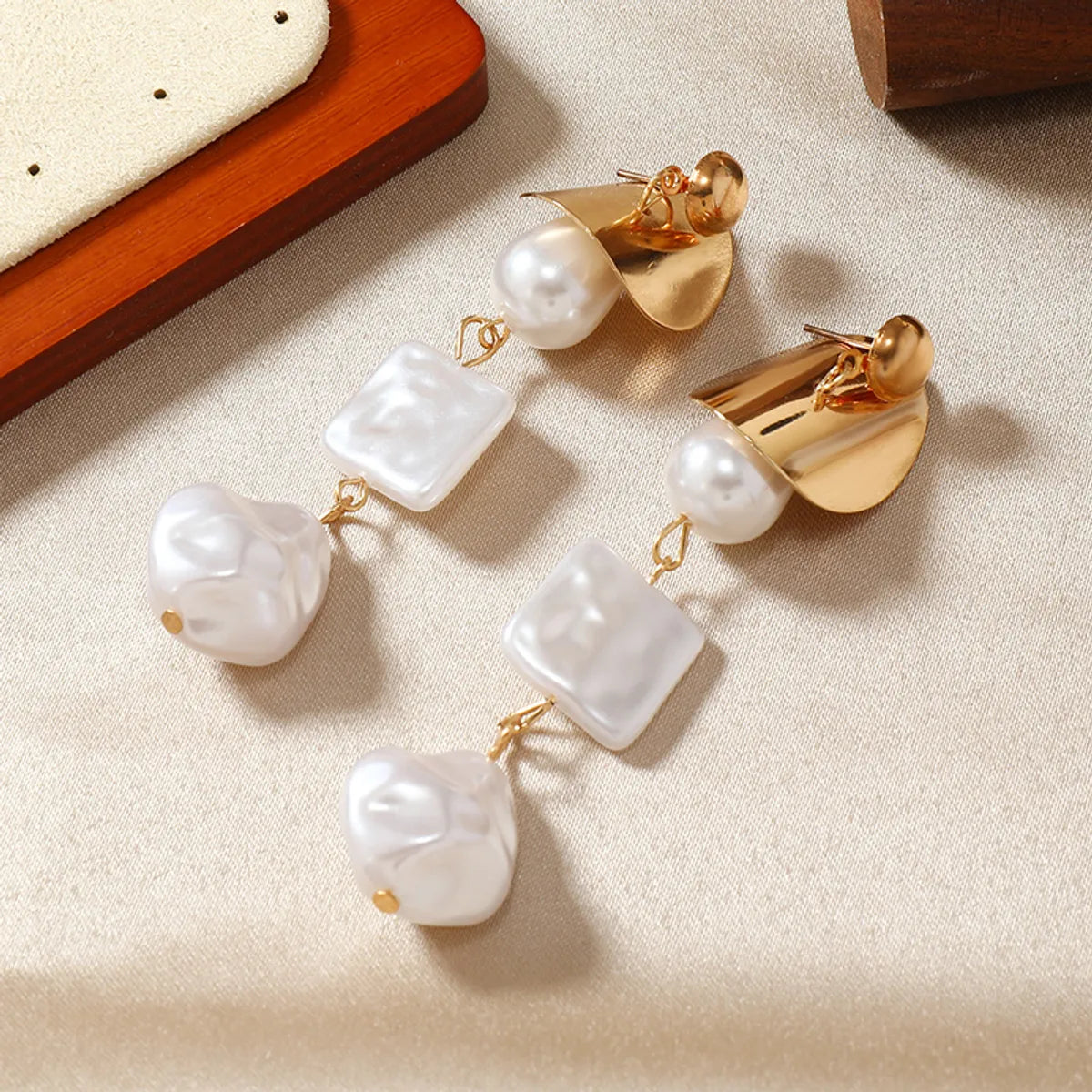 1 Pair Simple Style Round Inlay Alloy Pearl Gold Plated Drop Earrings