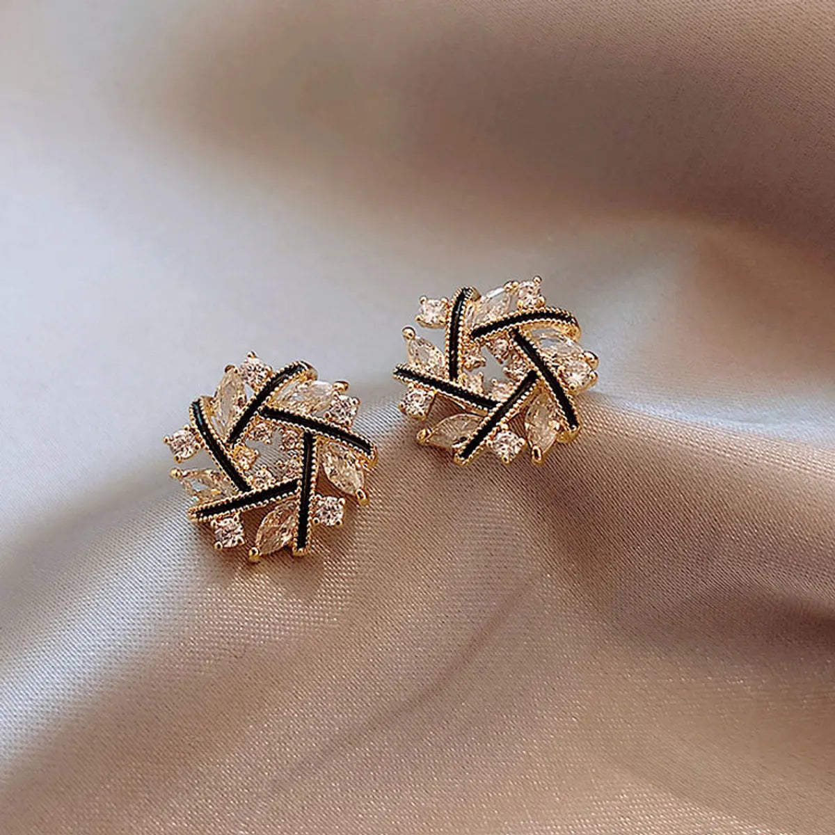 1 Pair Simple Style Round Square Star Alloy Plating Inlay Rhinestones Women'S Drop Earrings