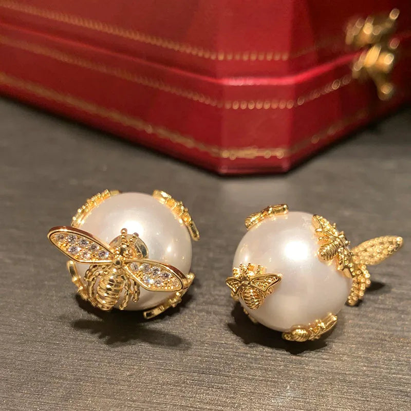 1 Pair Simple Style Shiny Bee Hollow Out Inlay Sequin Brass Artificial Pearls Zircon Gold Plated Ear Studs