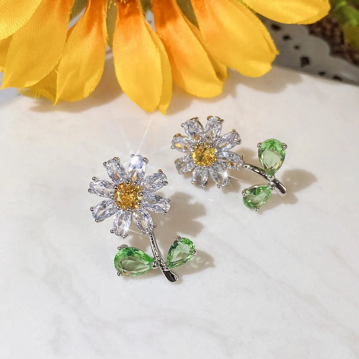 1 Pair Simple Style Shiny Daisy Inlay Copper Zircon Ear Studs