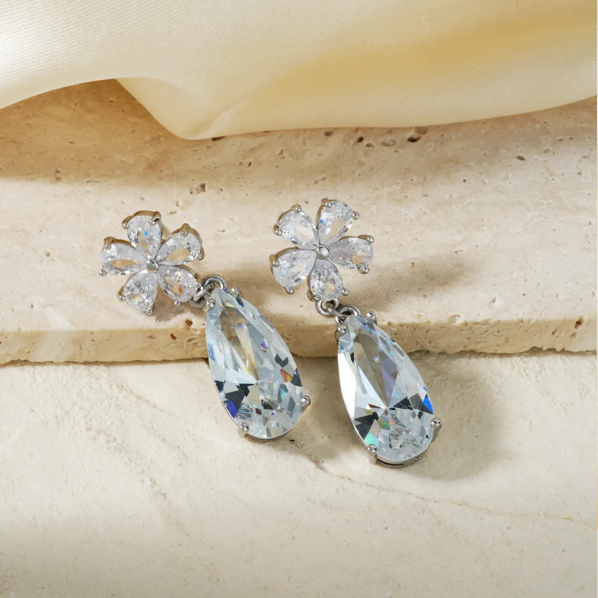 1 Pair Simple Style Shiny Flower Inlay Copper Zircon K Gold Plated Rhodium Plated Drop Earrings