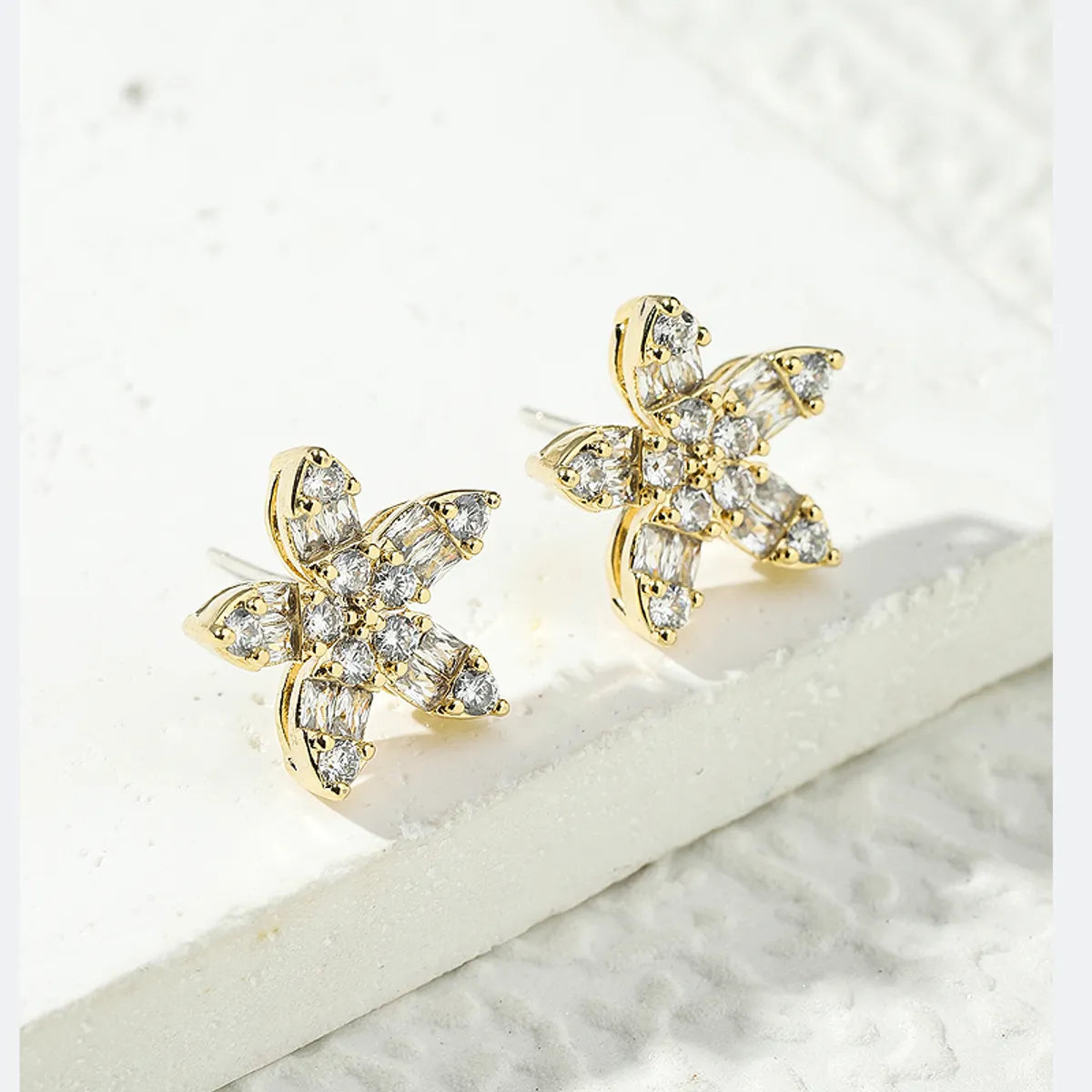 1 Pair Simple Style Shiny Flower Plating Inlay Copper Zircon 18k Gold Plated Ear Studs