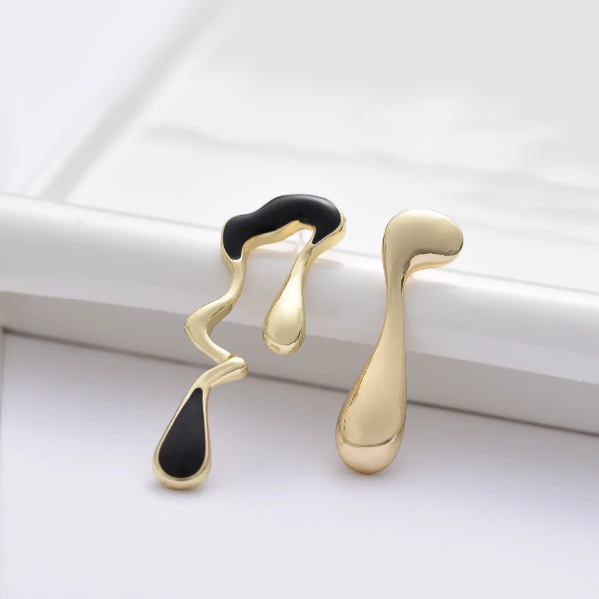 1 Pair Simple Style Solid Color Asymmetrical Enamel Alloy Ear Studs