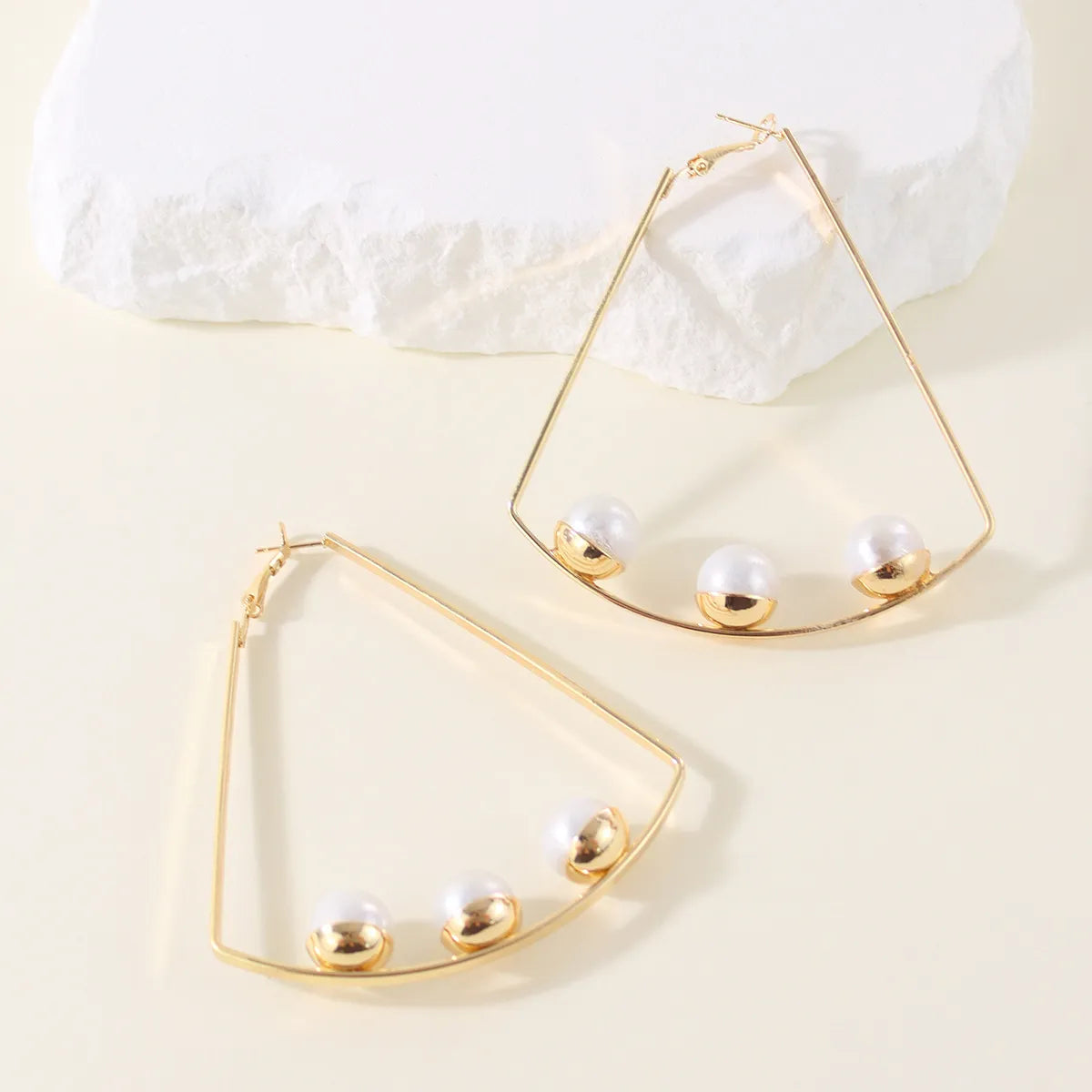 1 Pair Simple Style Solid Color Inlay Iron Pearl Ear Studs