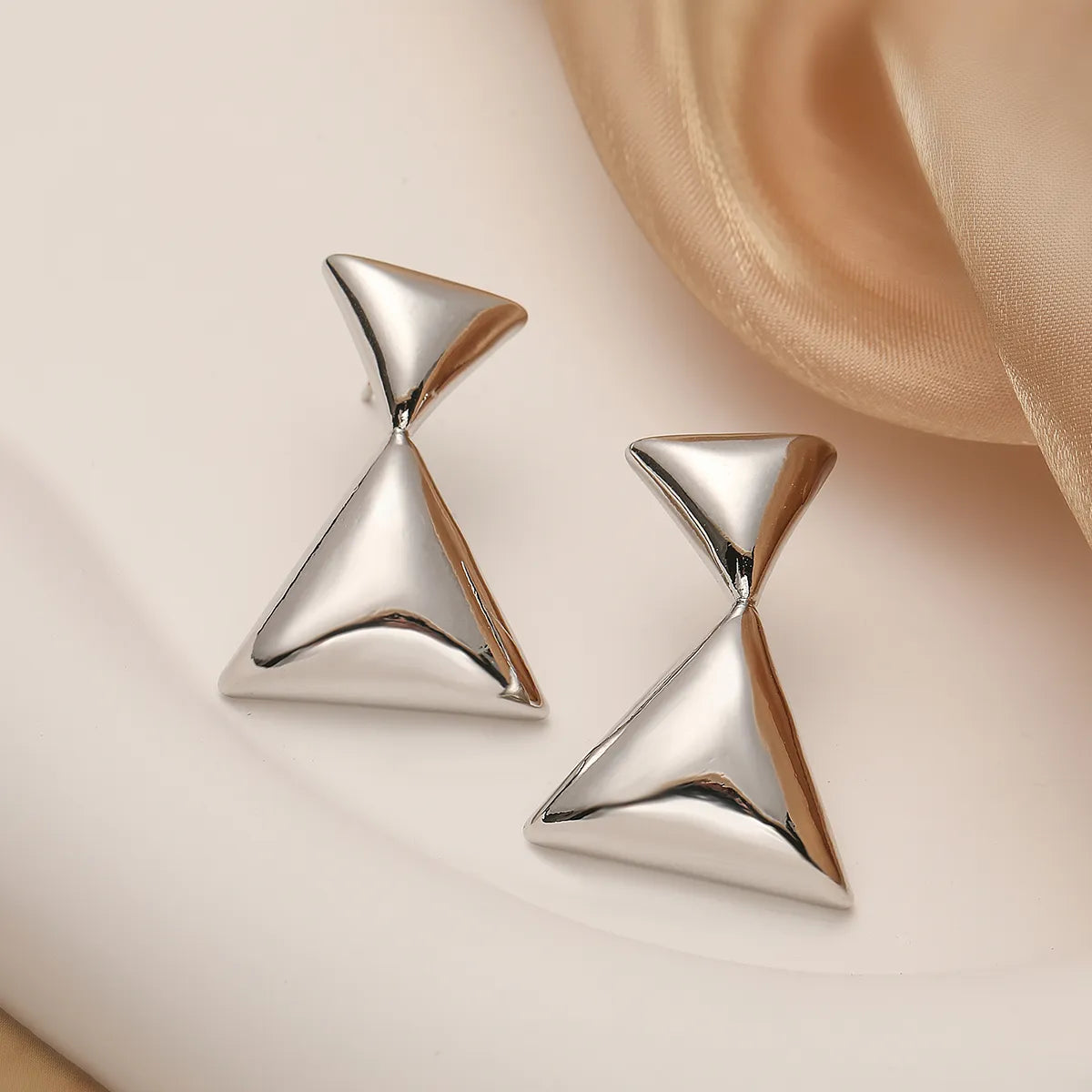 1 Pair Simple Style Triangle Geometric Oval Plating Copper 18k Gold Plated Drop Earrings