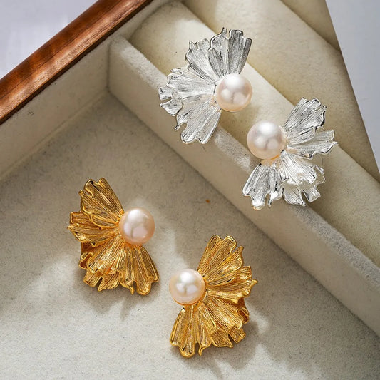 1 Pair Sweet Classic Style Maple Leaf Pearl Plating Inlay Carving Brass Pearl Zircon Gold Plated Drop Earrings Ear Studs