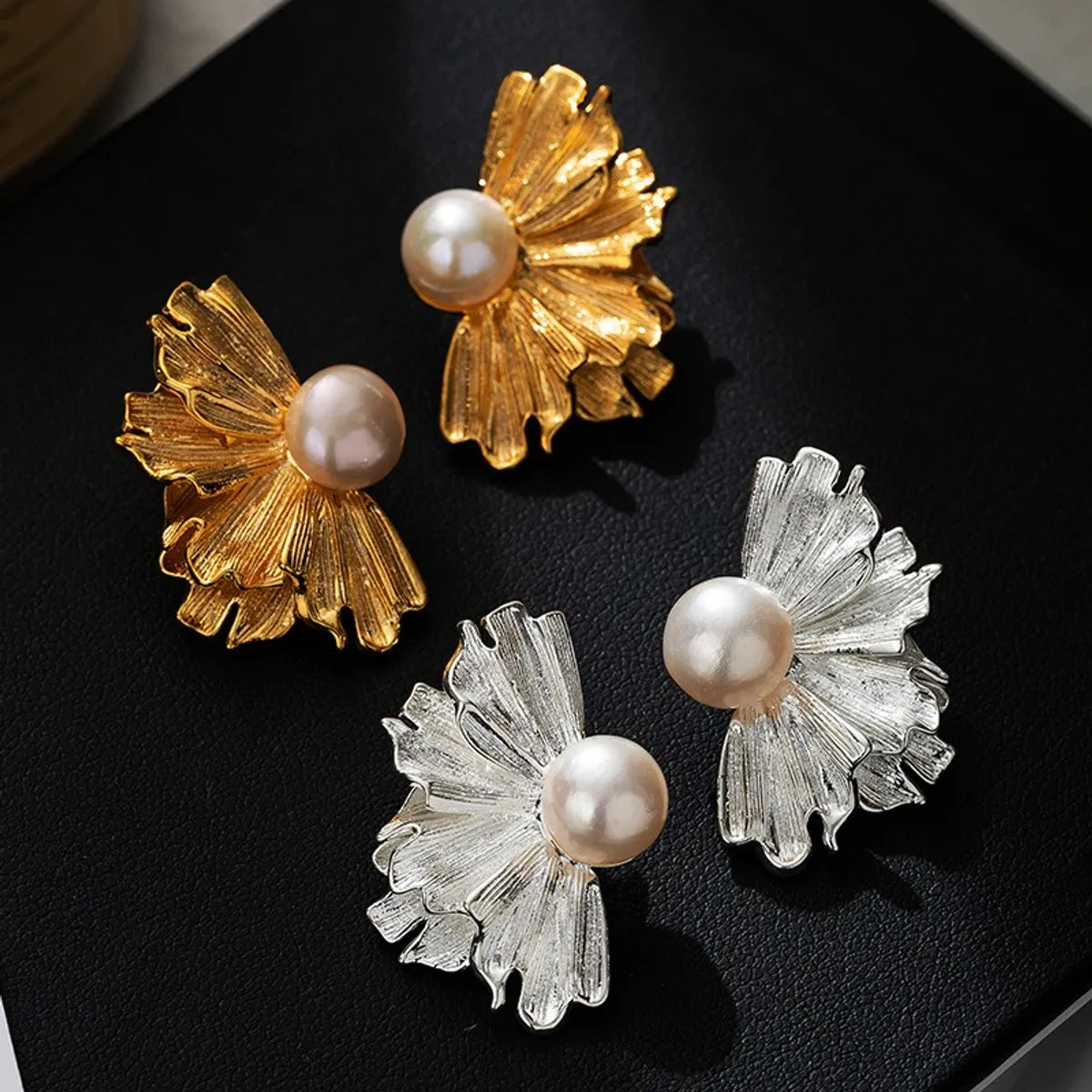 1 Pair Sweet Classic Style Maple Leaf Pearl Plating Inlay Carving Brass Pearl Zircon Gold Plated Drop Earrings Ear Studs