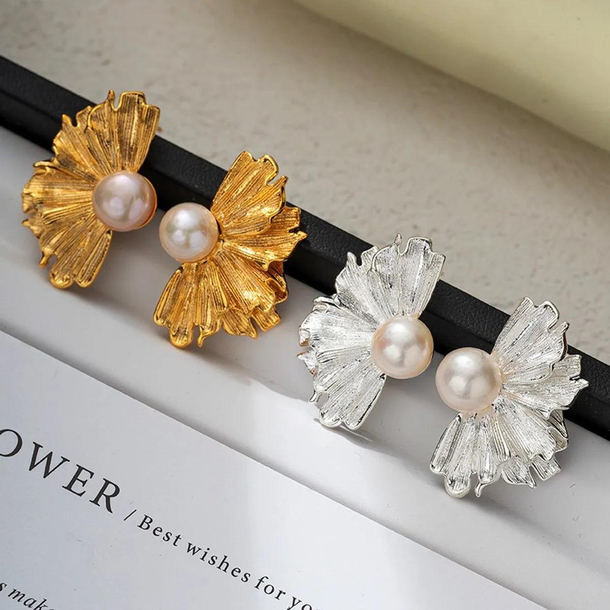 1 Pair Sweet Classic Style Maple Leaf Pearl Plating Inlay Carving Brass Pearl Zircon Gold Plated Drop Earrings Ear Studs