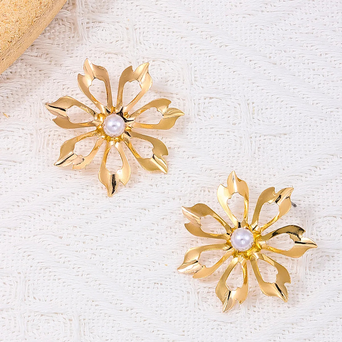 1 Pair Sweet Flower Hollow Out Alloy Ear Studs