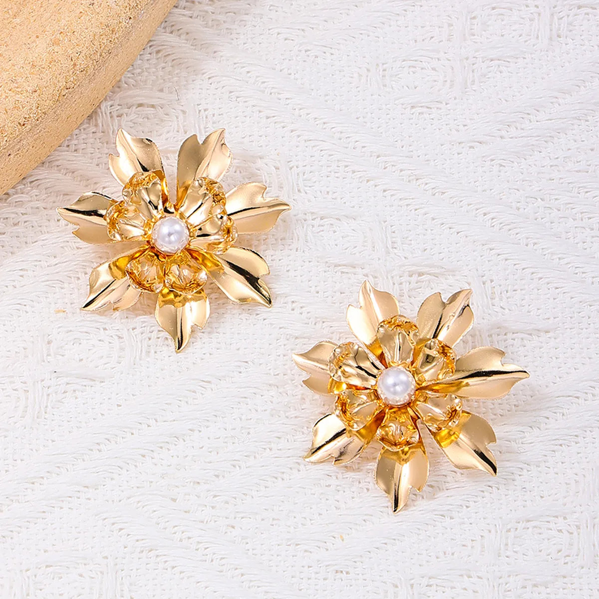 1 Pair Sweet Flower Hollow Out Alloy Ear Studs