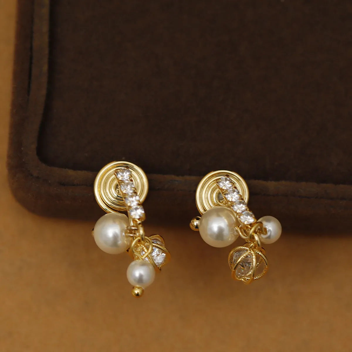 1 Pair Sweet Simple Style Classic Style Irregular Pearl Copper Zircon 18K Gold Plated Ear Cuffs