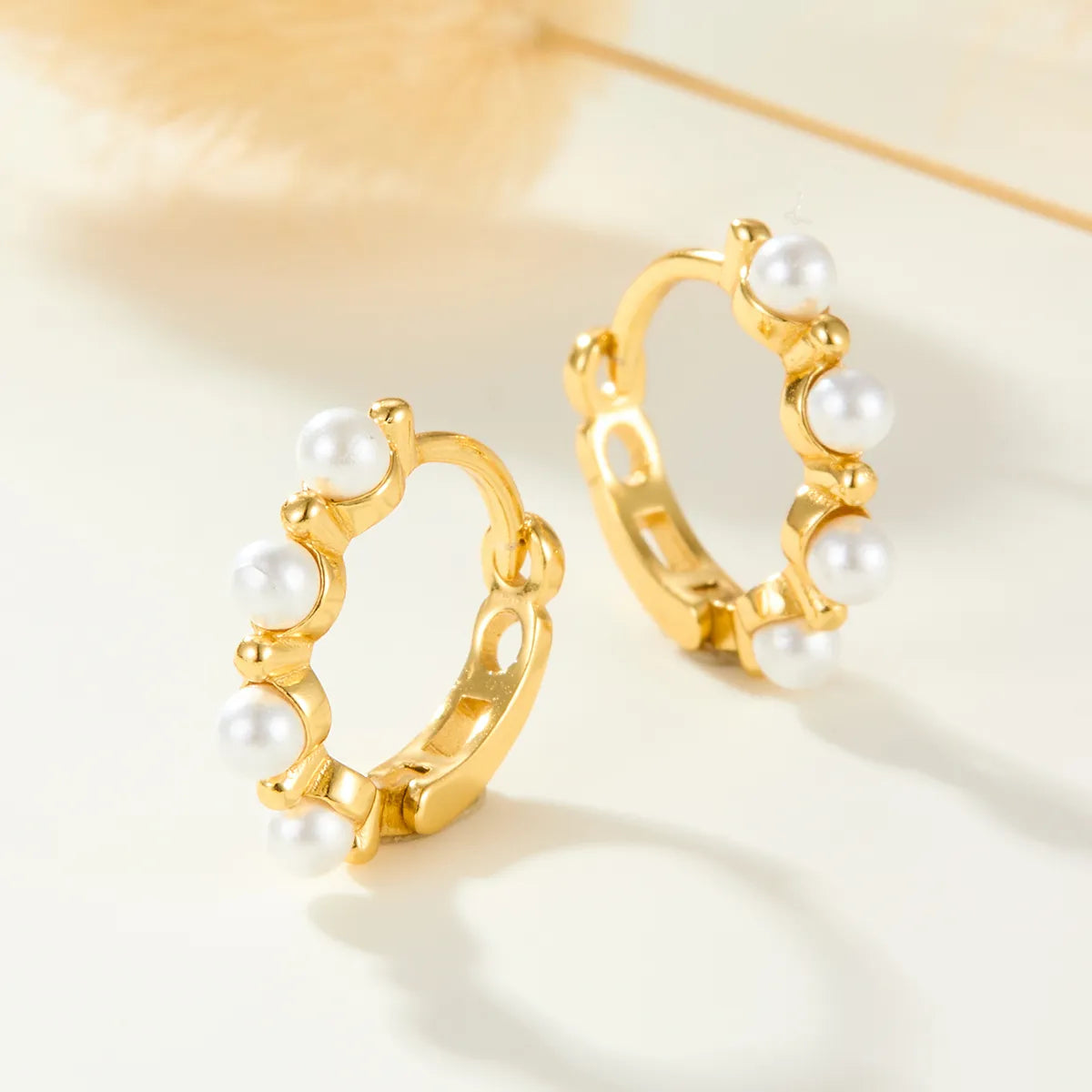 1 Pair Sweet Simple Style Classic Style Round Pearl Inlay Sterling Silver Artificial Pearls Gold Plated Earrings