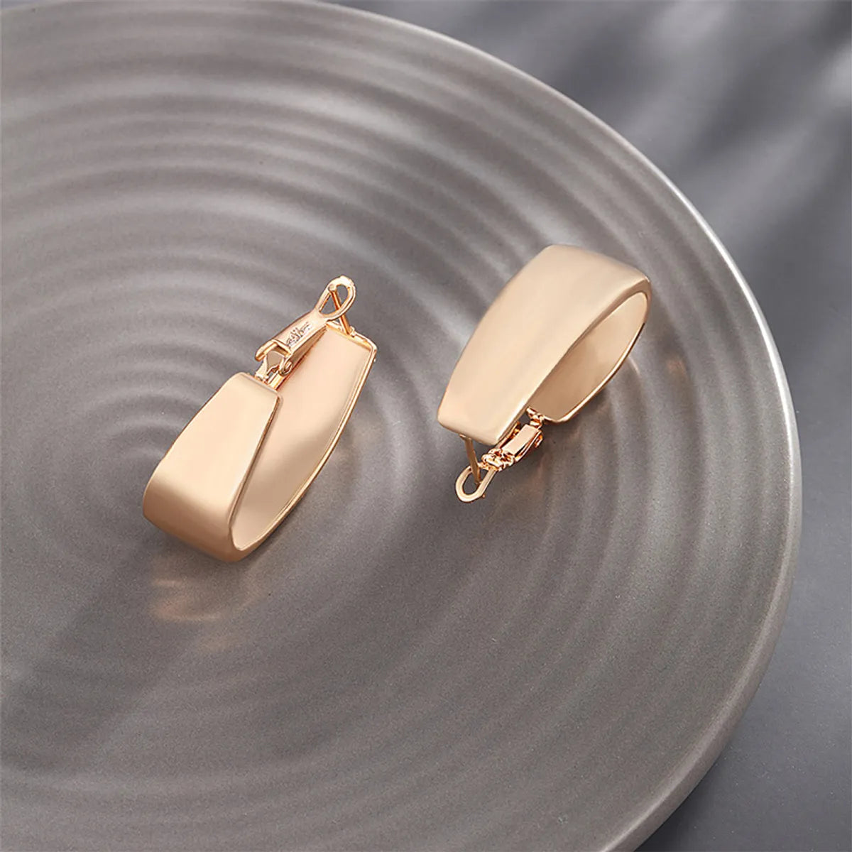 1 Pair Xuping Simple Style Geometric Plating Alloy Copper Alloy 18k Gold Plated White Gold Plated Earrings