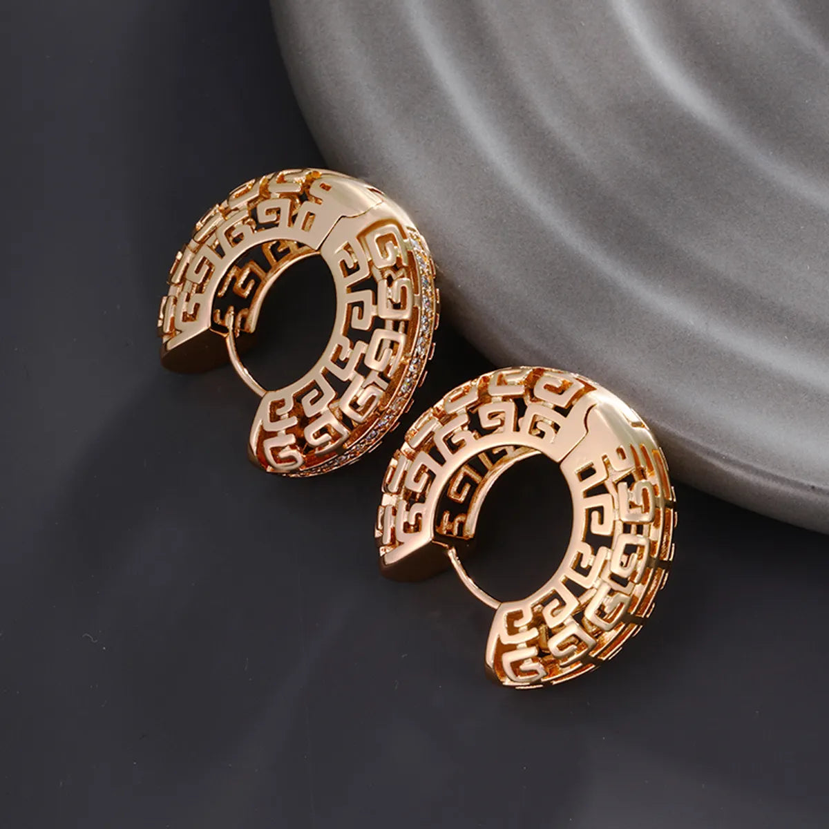 1 Pair Xuping Simple Style Geometric Plating Hollow Out Inlay Copper Alloy Alloy 18k Gold Plated White Gold Plated Hoop Earrings