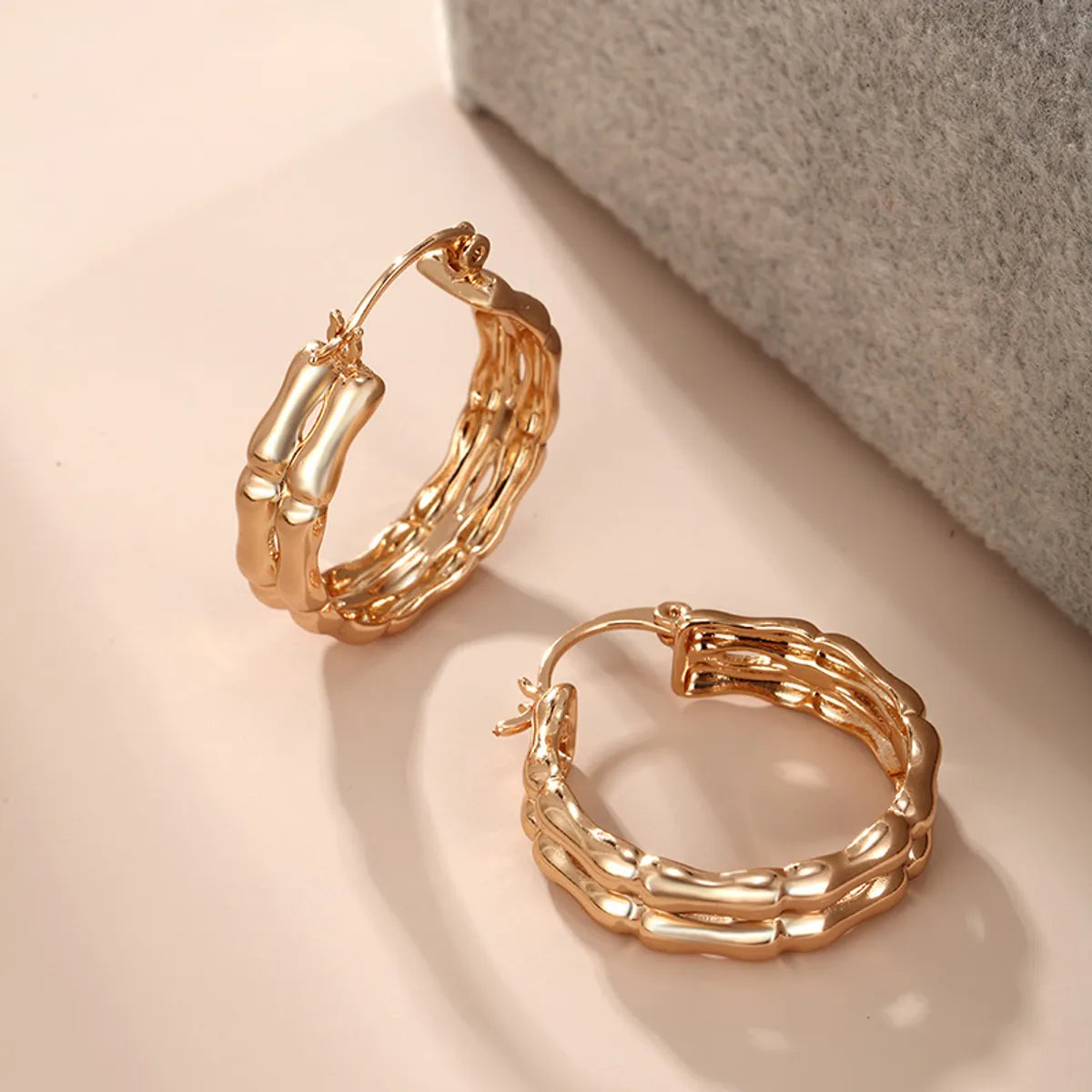 1 Pair Xuping Simple Style Geometric Solid Color Irregular Plating Alloy Copper Alloy 18k Gold Plated Earrings