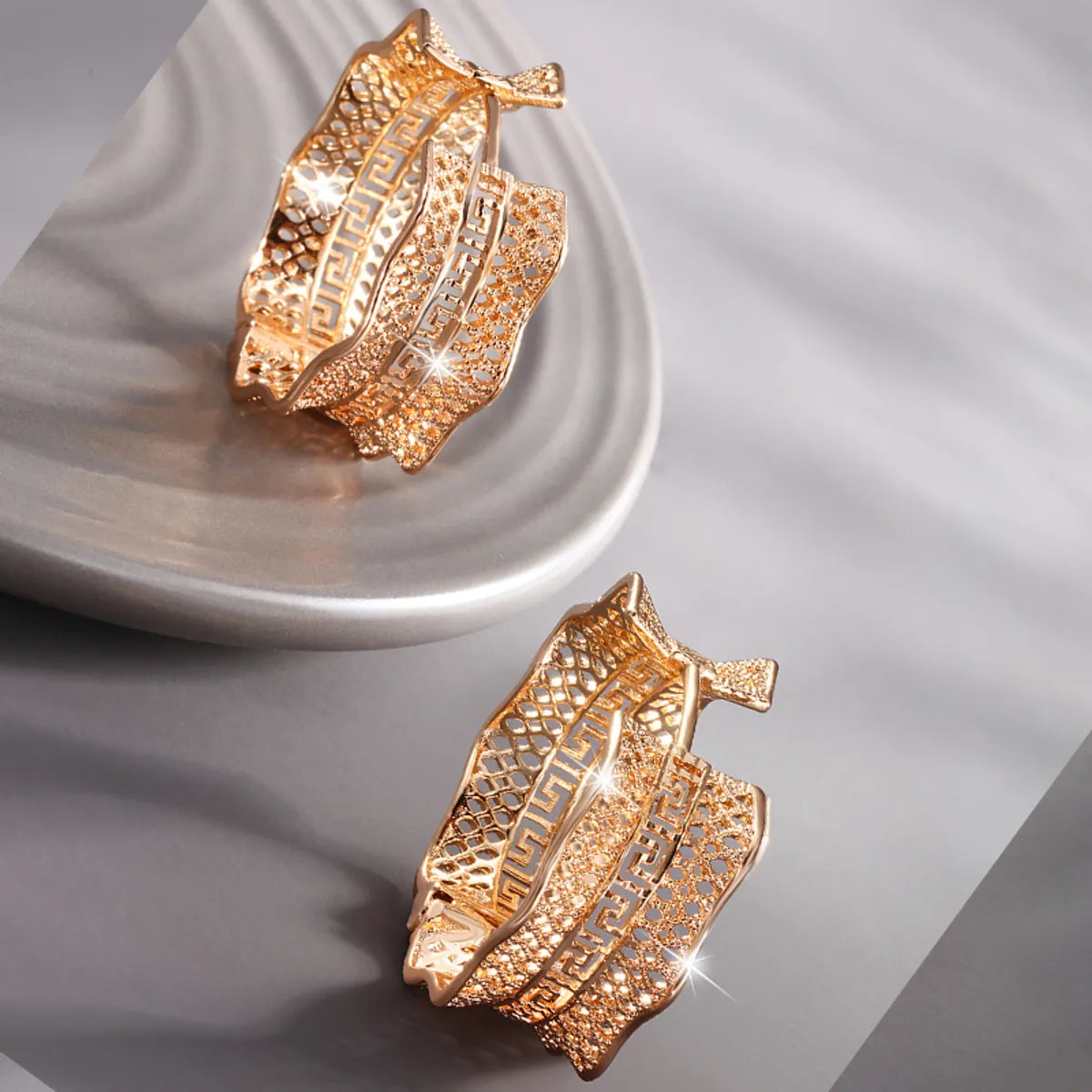 1 Pair Xuping Simple Style Solid Color Plating Hollow Out Copper Alloy 18k Gold Plated Earrings