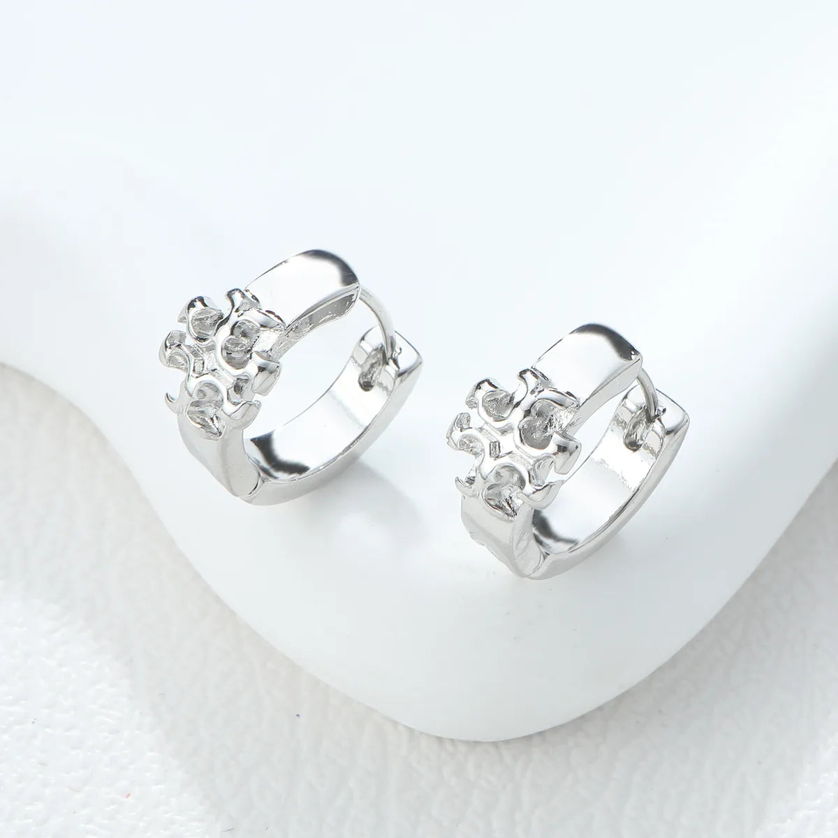 1 Piece IG Style Simple Style Solid Color Flower Rhombus Hollow Out Inlay Alloy Rhinestones Earrings