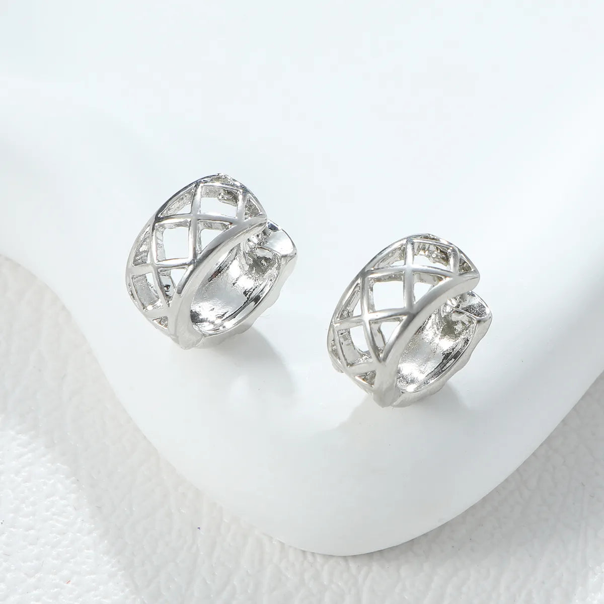 1 Piece IG Style Simple Style Solid Color Flower Rhombus Hollow Out Inlay Alloy Rhinestones Earrings