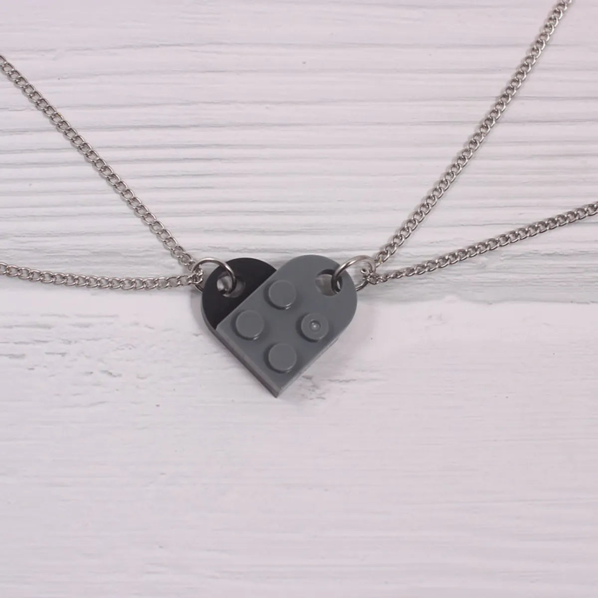 1 Piece Simple Style Heart Shape Alloy Plastic Patchwork Couple Pendant Necklace