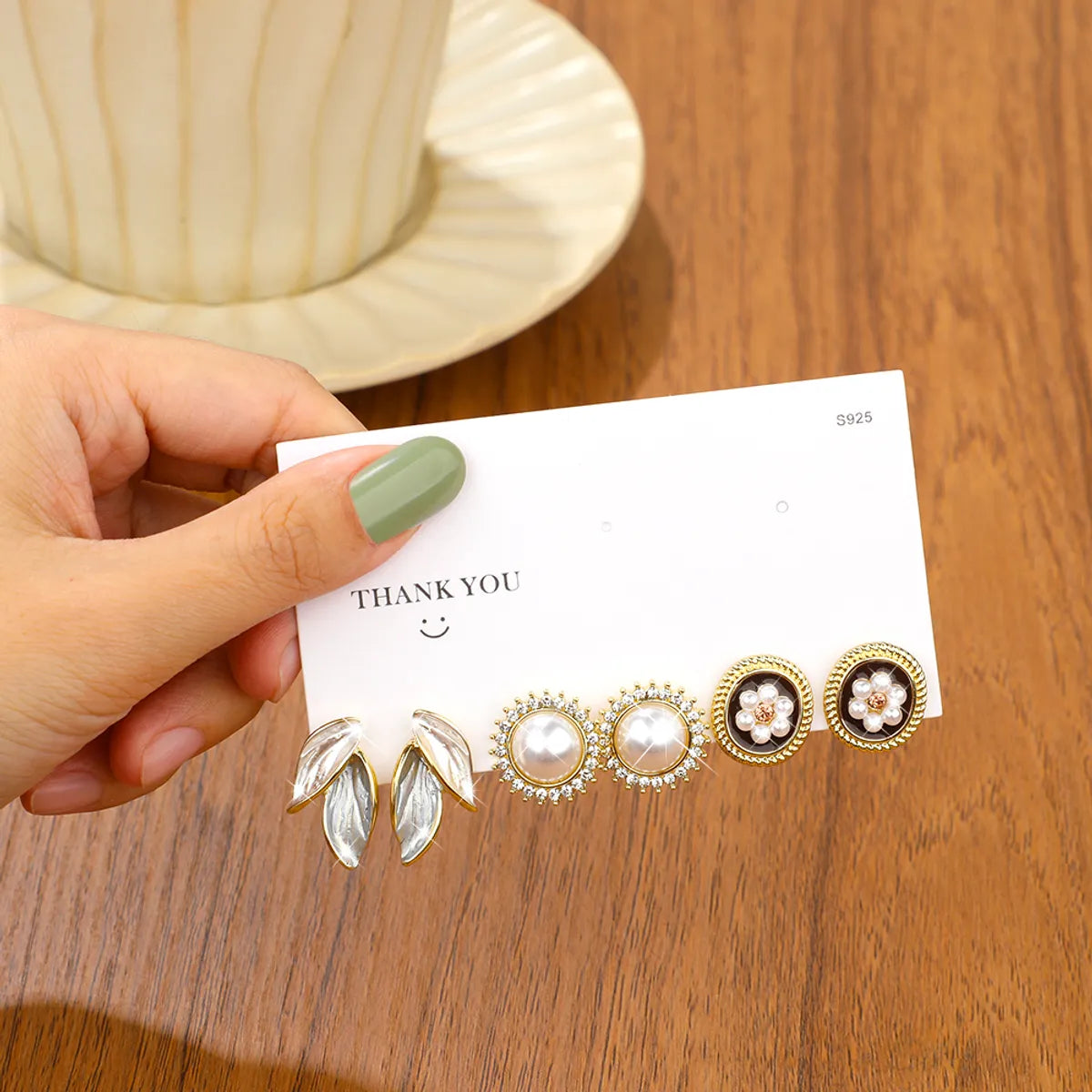 1 Set Elegant Luxurious Lady Flower Inlay Alloy Artificial Gemstones Artificial Pearls Ear Studs