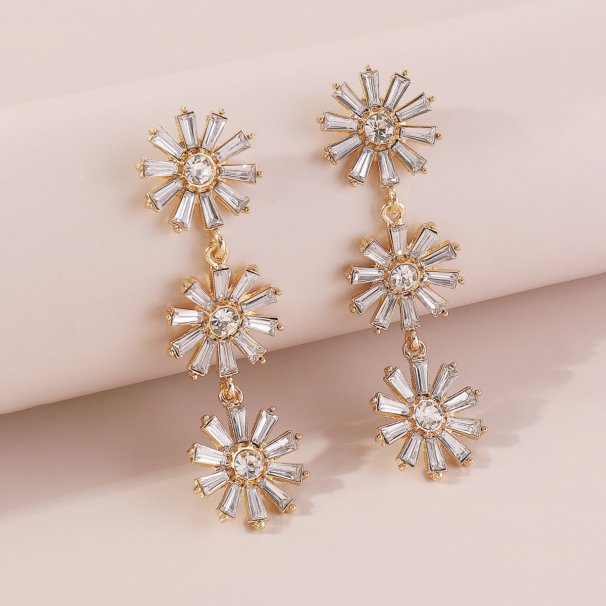 1 Pair Elegant Vintage Style Sweet Flower Inlay Alloy Artificial Diamond Drop Earrings