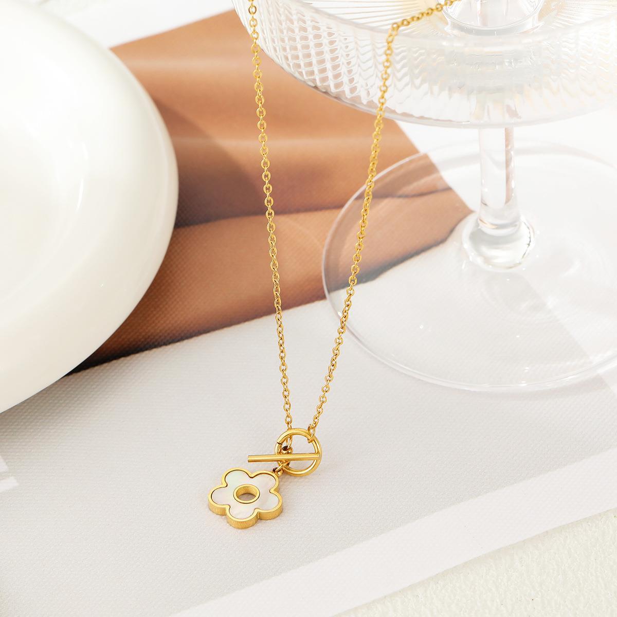 Elegant Sweet Flower Titanium Steel Toggle Plating Inlay Shell Gold Plated Pendant Necklace