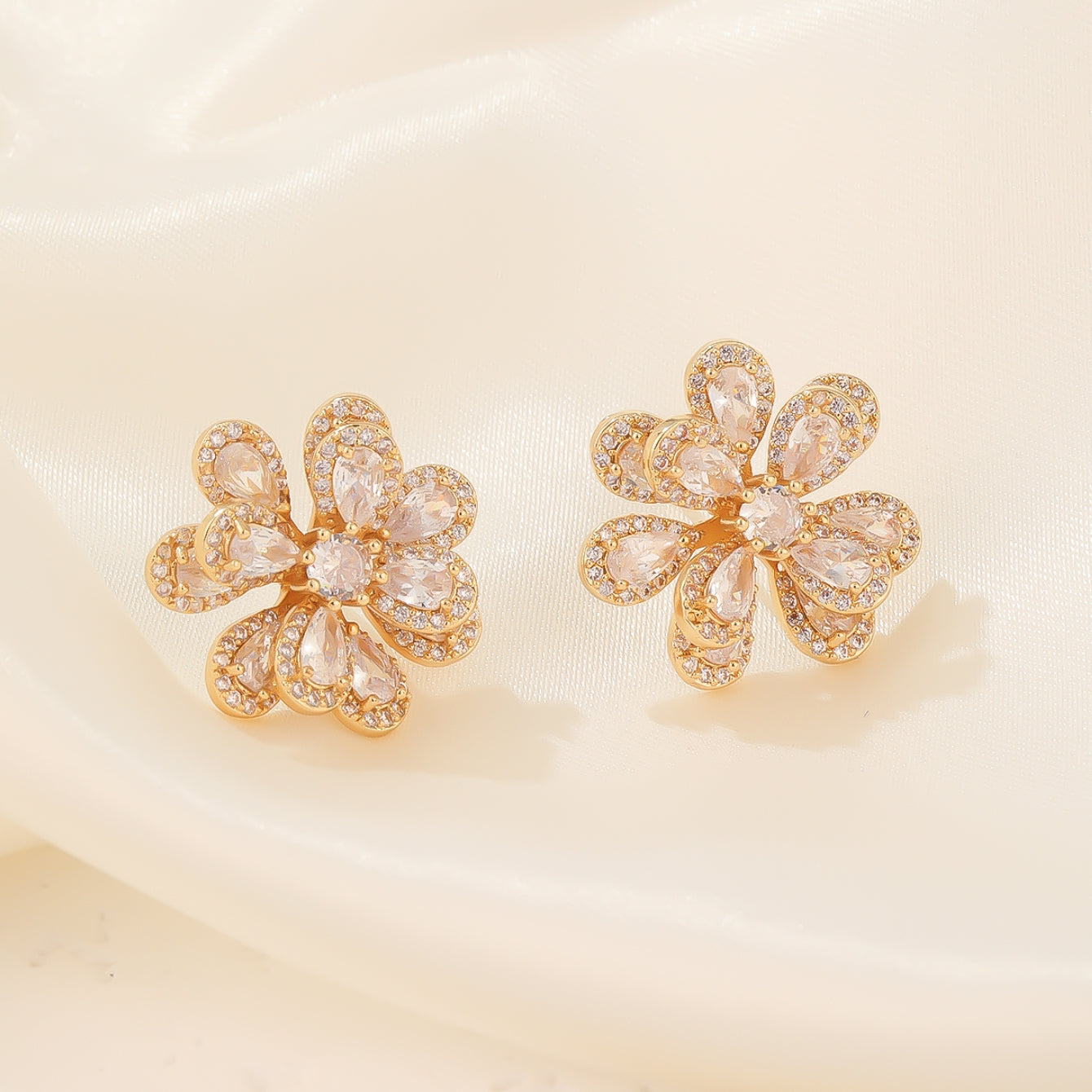 1 Pair Sweet Simple Style Flower Plating Inlay Copper Zircon White Gold Plated Gold Plated Ear Studs