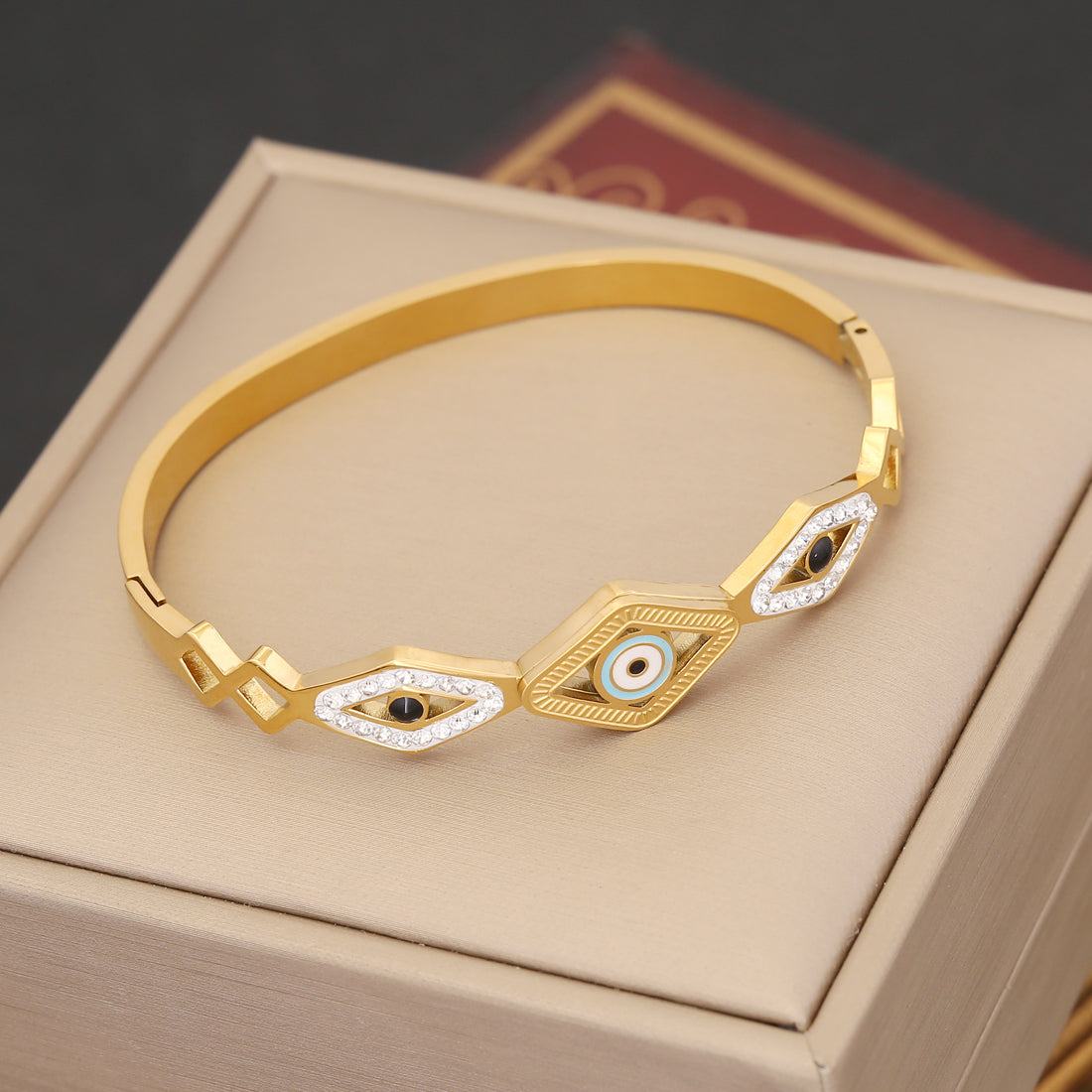 Retro Simple Style Heart Shape Eye Stainless Steel Zircon Bangle In Bulk