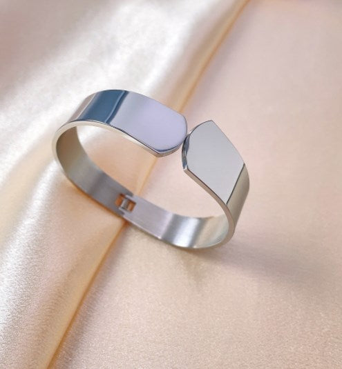 Lady Solid Color Titanium Steel Polishing Bangle