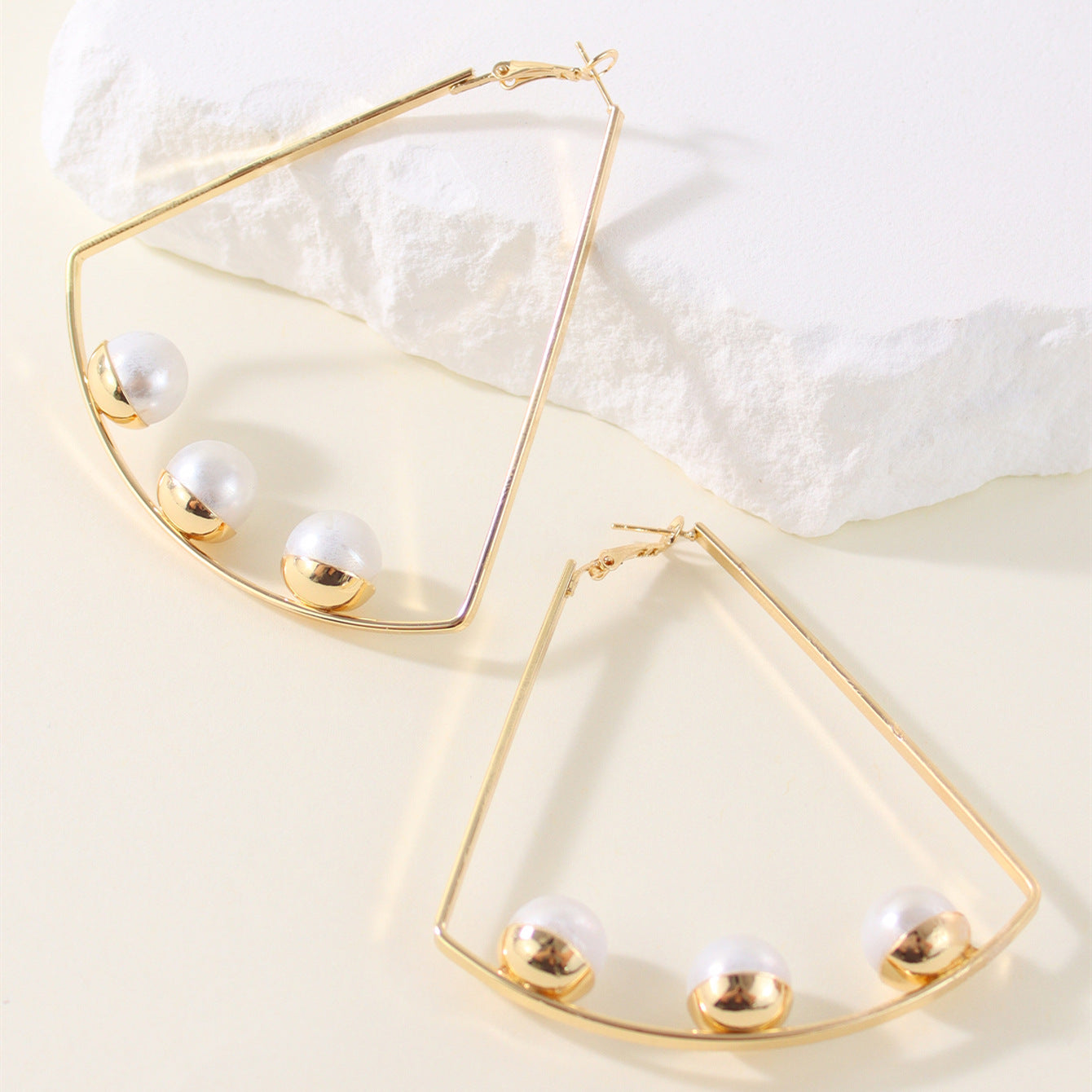 1 Pair Simple Style Solid Color Inlay Iron Pearl Ear Studs