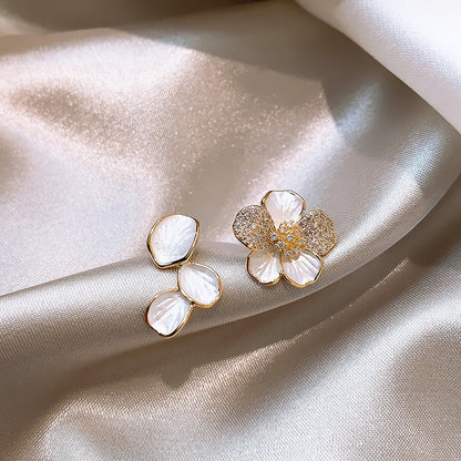 1 Pair Sweet Flower Asymmetrical Plating Inlay Alloy Rhinestones Gold Plated Ear Studs