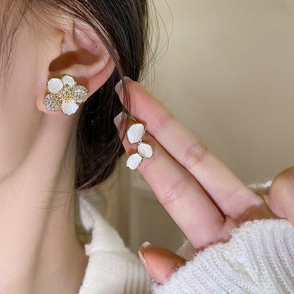 1 Pair Sweet Flower Asymmetrical Plating Inlay Alloy Rhinestones Gold Plated Ear Studs