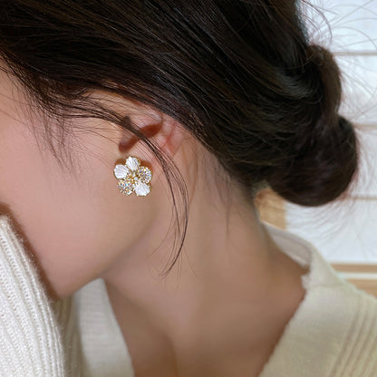 1 Pair Sweet Flower Asymmetrical Plating Inlay Alloy Rhinestones Gold Plated Ear Studs