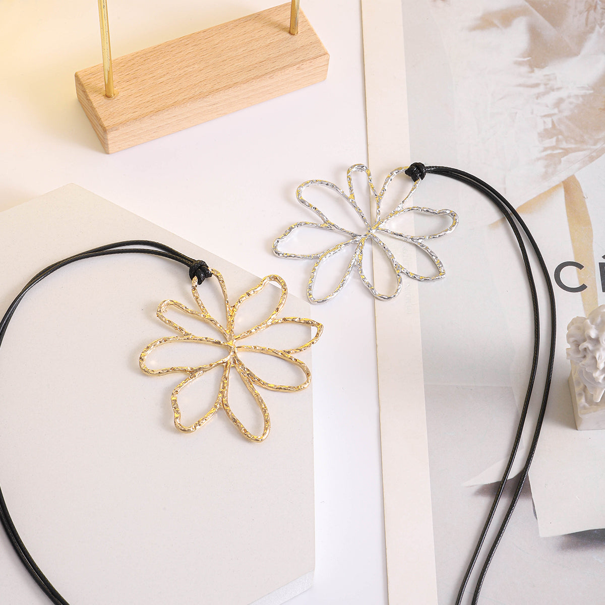 Elegant Nordic Style Commute Flower Gold Plated Silver Plated Alloy Wholesale Pendant Necklace