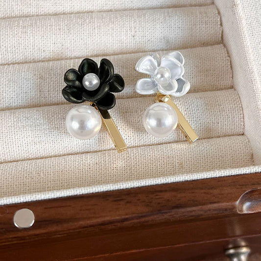 1 Pair Elegant Princess Flower Imitation Pearl Alloy Gold Plated Ear Studs