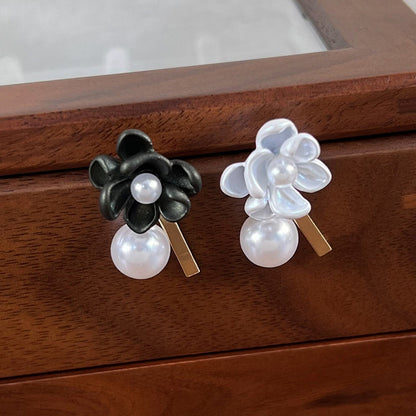 1 Pair Elegant Princess Flower Imitation Pearl Alloy Gold Plated Ear Studs