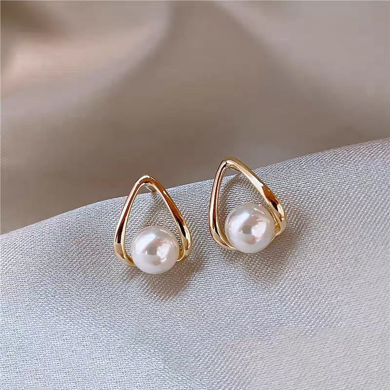 1 Pair Elegant Simple Style Streetwear Flower Bow Knot Plating Inlay Alloy Artificial Pearls Zircon Ear Studs