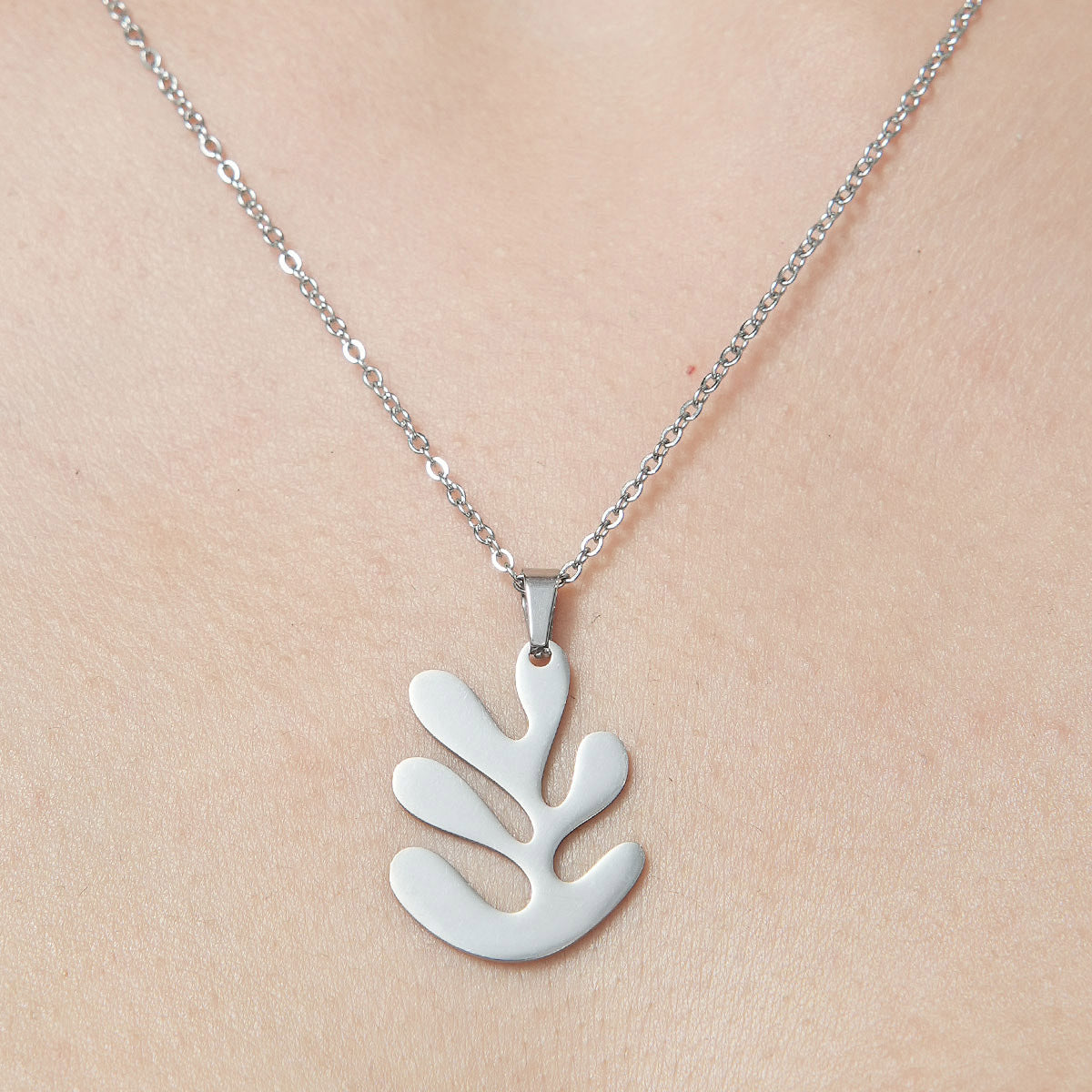 Wholesale Simple Style Leaf Tree Pineapple Stainless Steel Titanium Steel Polishing Plating Pendant Necklace