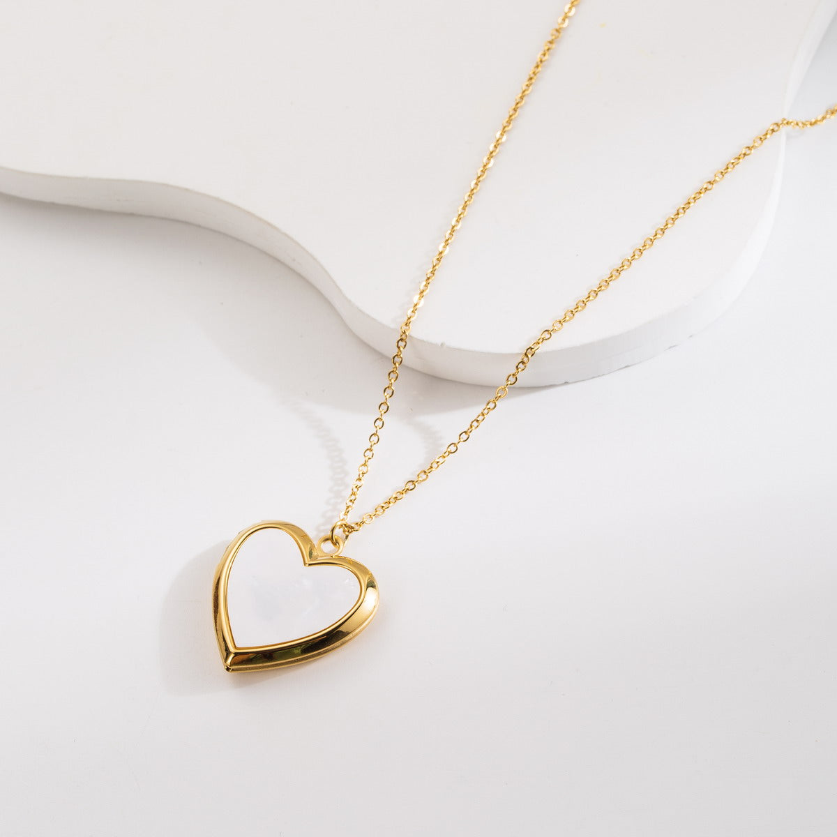 Wholesale Elegant Vintage Style Heart Shape Stainless Steel Titanium Steel Inlay 18k Gold Plated Zircon Pendant Necklace