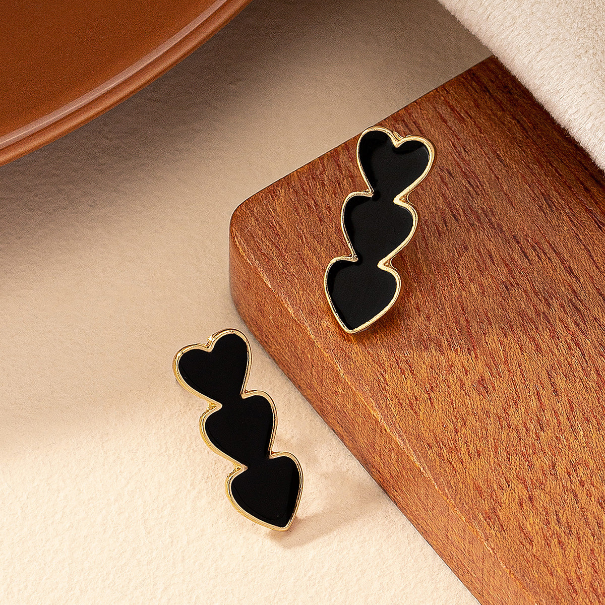 1 Pair Retro Heart Shape Enamel Plating Alloy Ear Studs