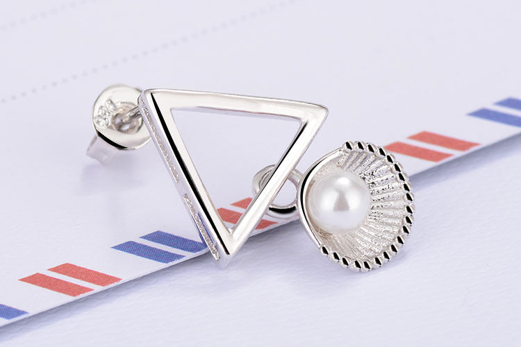 1 Pair Simple Style Triangle Shell Asymmetrical Plating Inlay Copper Pearl White Gold Plated Drop Earrings