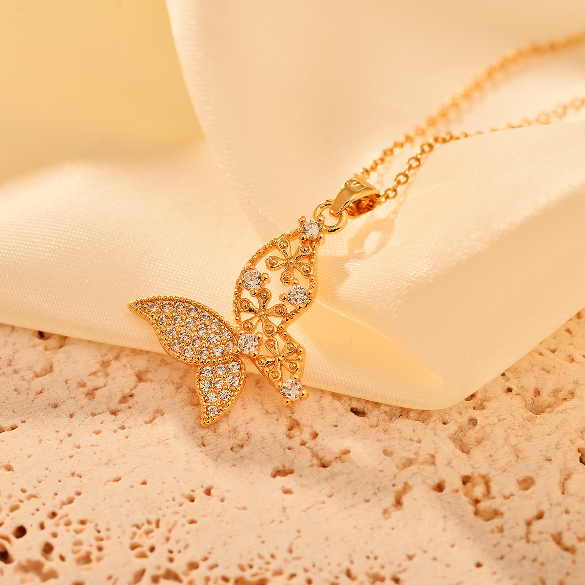 Copper Elegant Simple Style Flower Butterfly Plating Hollow Out Inlay Zircon Pendant Necklace