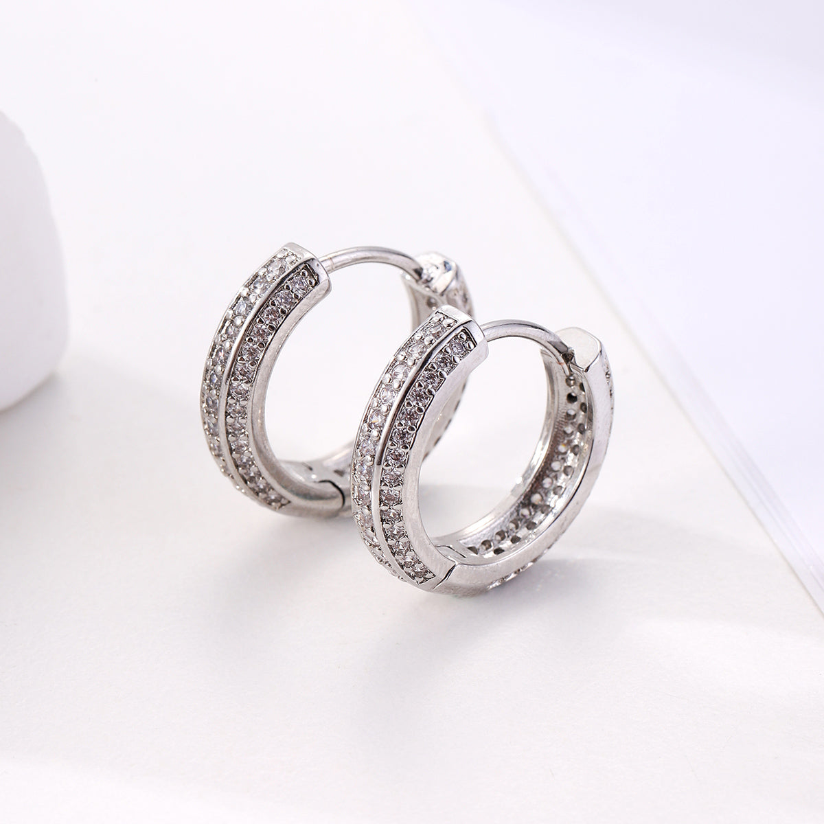 1 Pair Elegant Simple Style Shiny Round Handmade Inlay Copper Zircon White Gold Plated Earrings