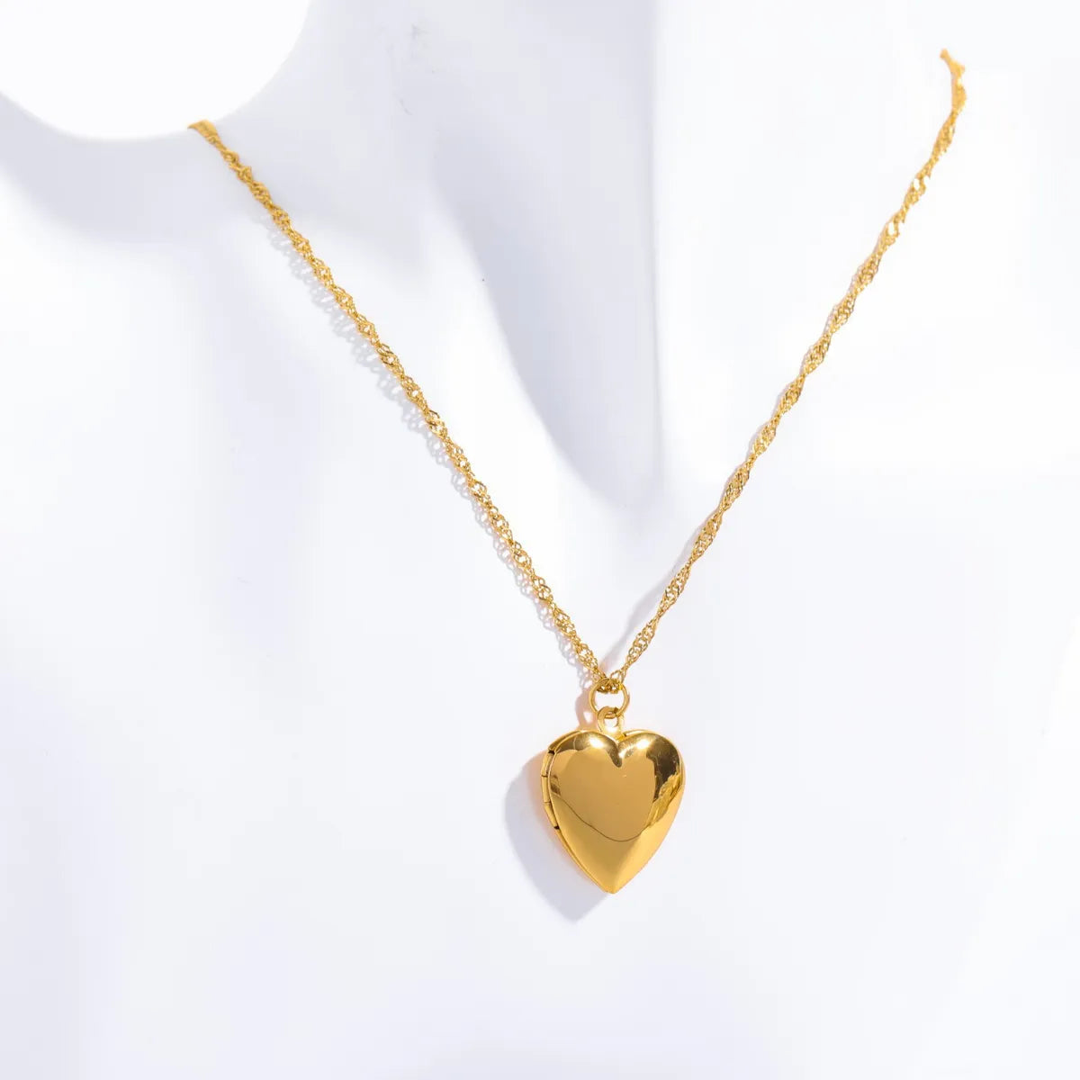 Wholesale Jewelry Modern Style Classic Style Heart Shape 201 Stainless Steel Gold Plated Pendant Necklace