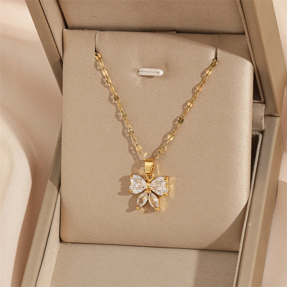 201 Stainless Steel Brass 18K Gold Plated Simple Style Classic Style Plating Inlay Star Heart Shape Bow Knot Zircon Pendant Necklace