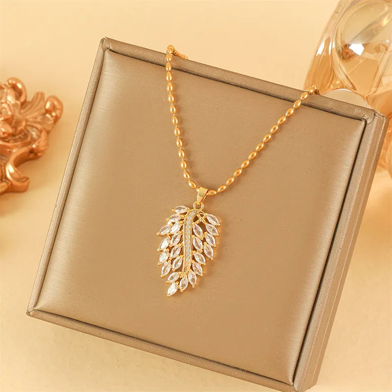 201 Stainless Steel Brass 18K Gold Plated Sweet Simple Style Classic Style Plating Inlay Heart Shape Flower Butterfly Zircon Pendant Necklace