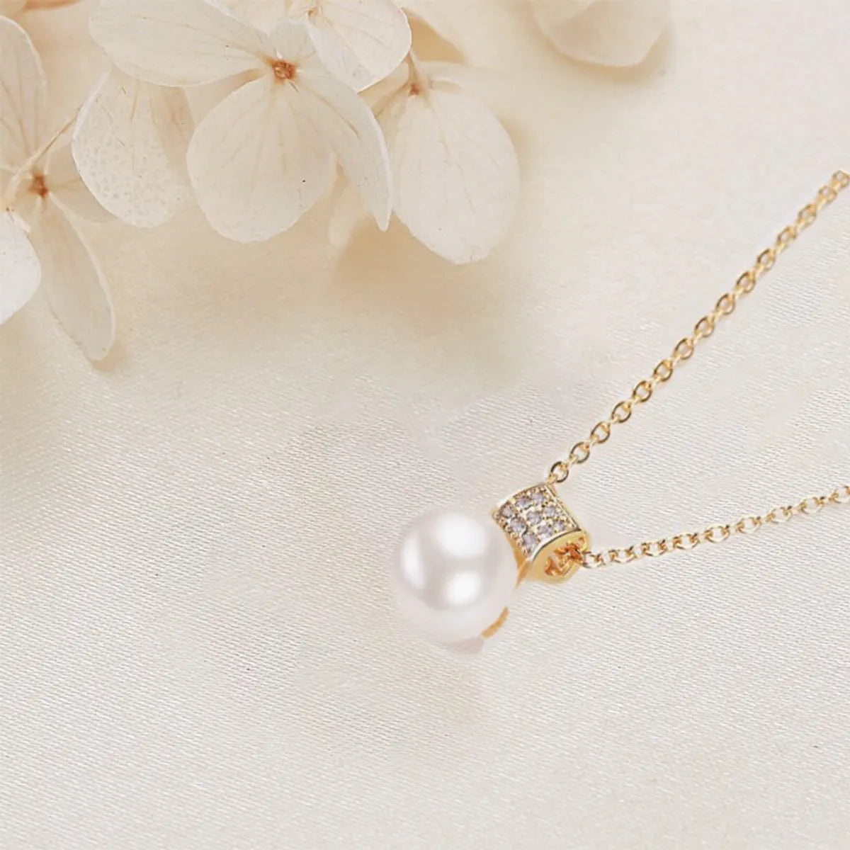 201 Stainless Steel Copper Gold Plated Plating Inlay Round Artificial Pearls Zircon Pendant Necklace