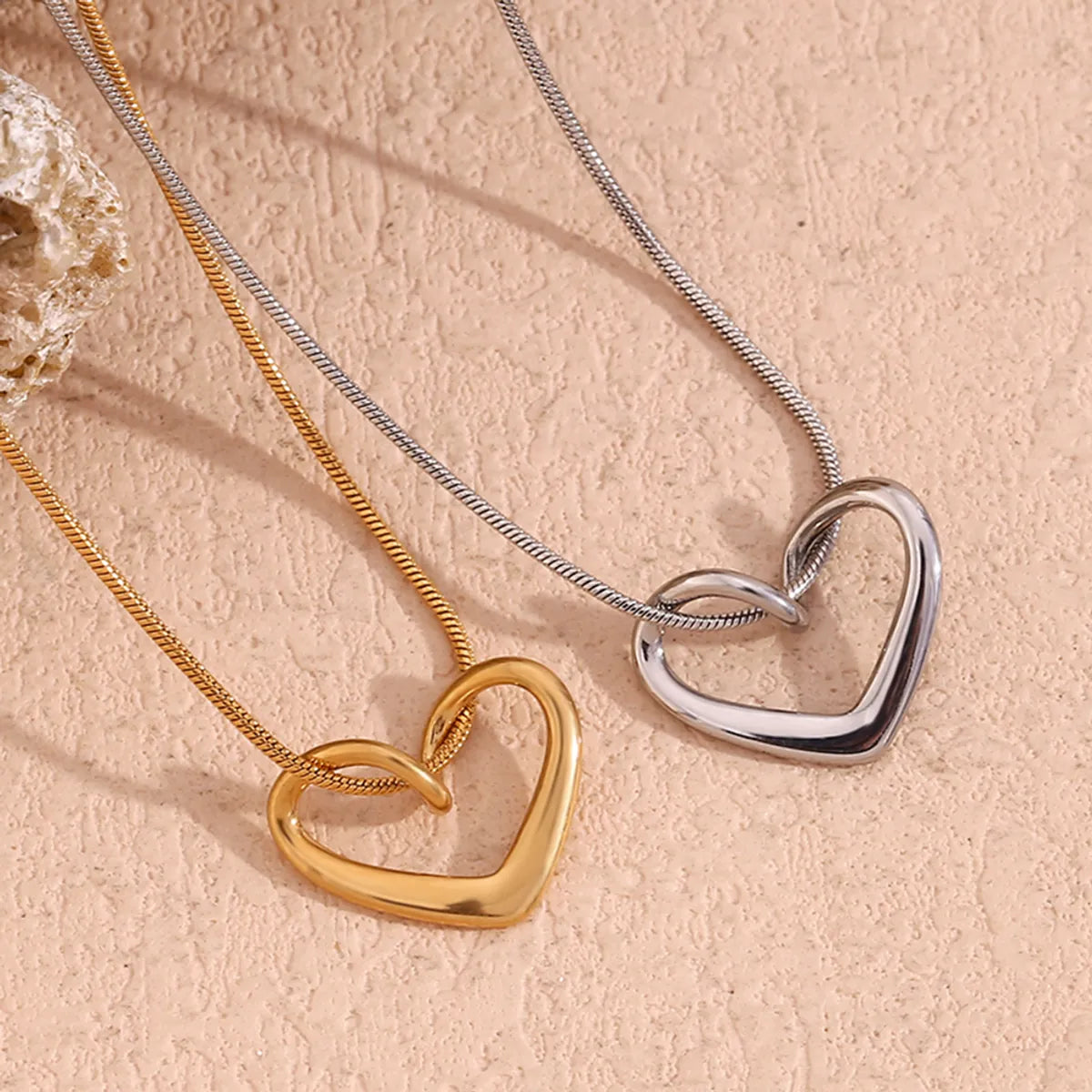 Wholesale Jewelry Classic Style Heart Shape 304 Stainless Steel 18K Gold Plated Pendant Necklace