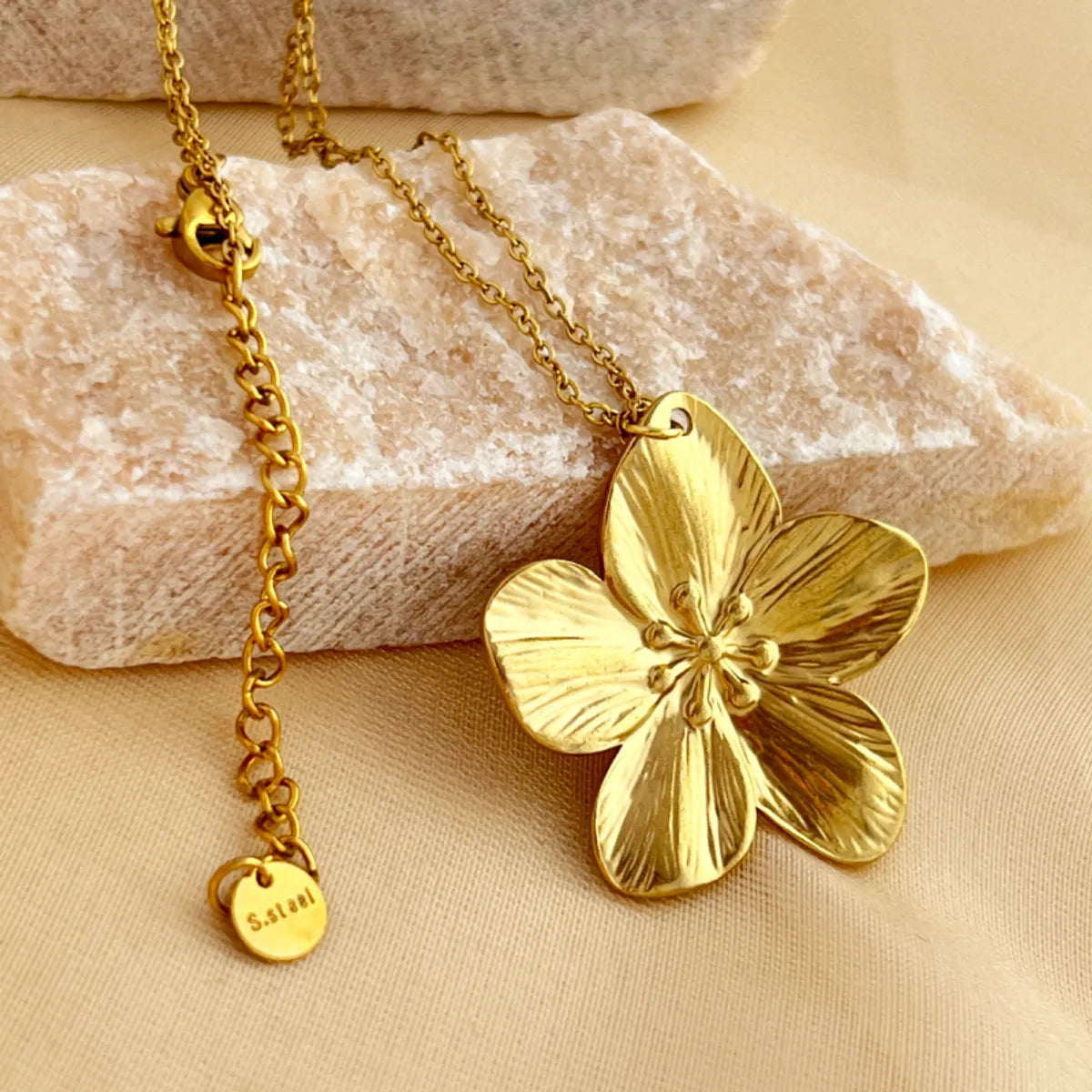 304 Stainless Steel 18K Gold Plated Elegant Lady Streetwear Flower Pendant Necklace