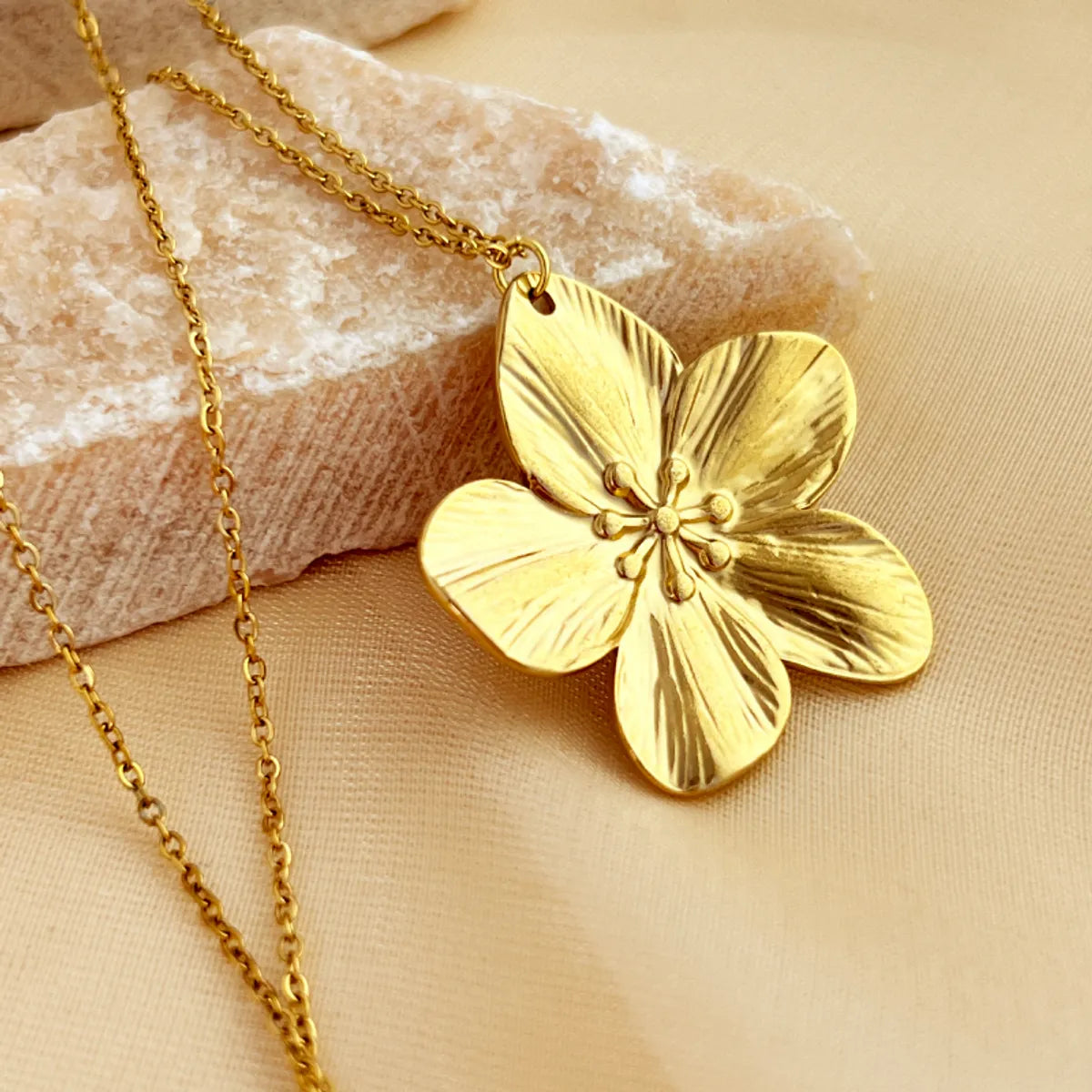 304 Stainless Steel 18K Gold Plated Elegant Lady Streetwear Flower Pendant Necklace